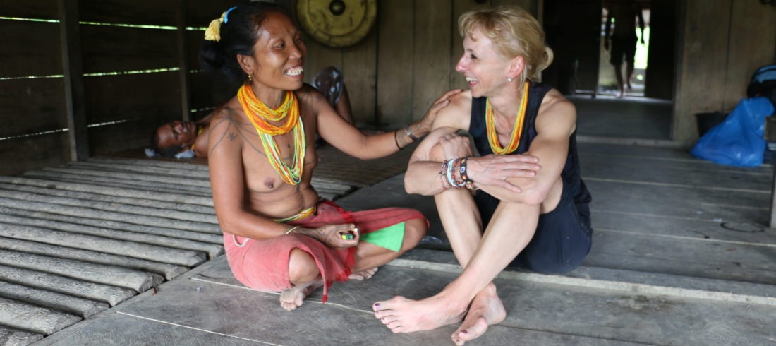 Sumatra Mentawai Indianer Frau bei Begegnung mit Gruppenteilnehmerin