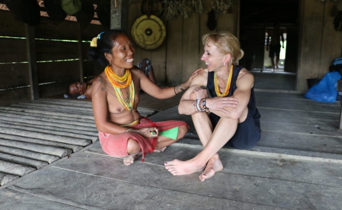 Sumatra Mentawai Indianer Frau bei Begegnung mit Gruppenteilnehmerin